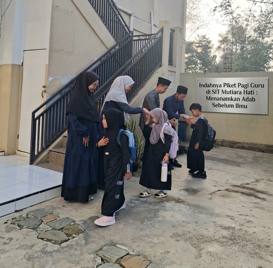Indahnya Piket Pagi Guru di SIT Mutiara Hati : Menanamkan Adab Sebelum Ilmu
